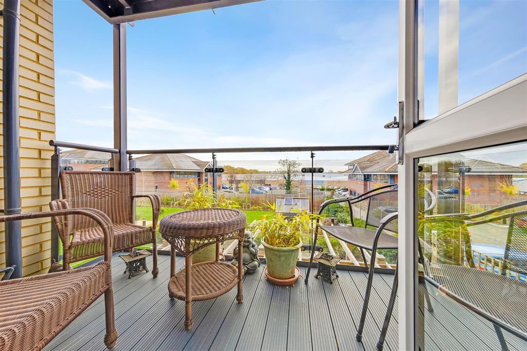Additional image 6 of 2 bed flat for saleStation Road, Hook RG27