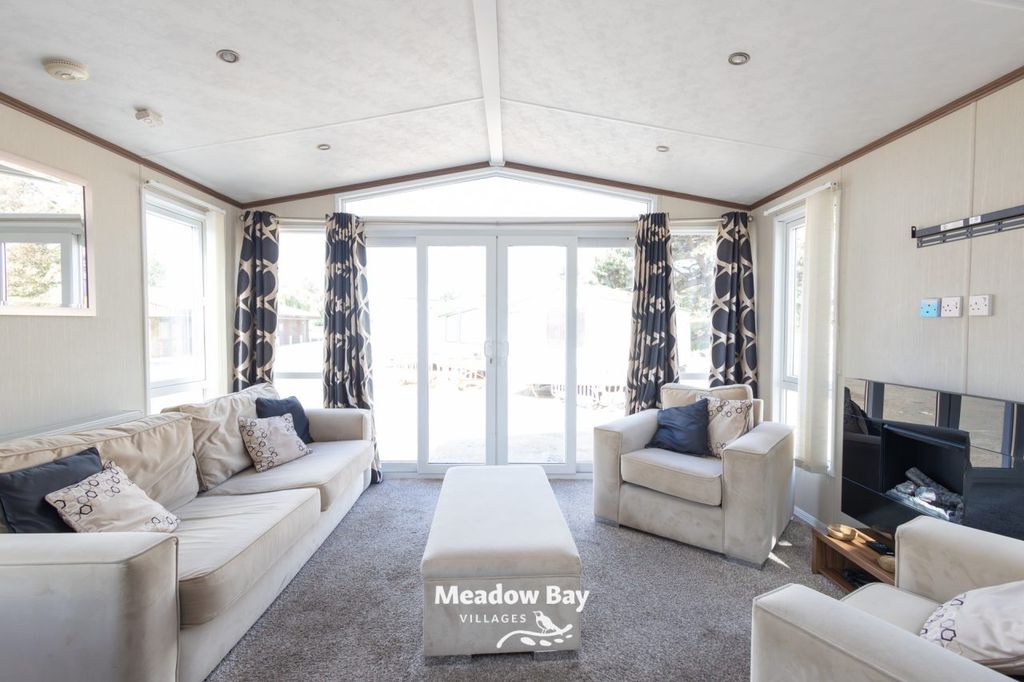 Property photo 3 of 16 2014 Pemberton Park Lane 2B 41.Jpg