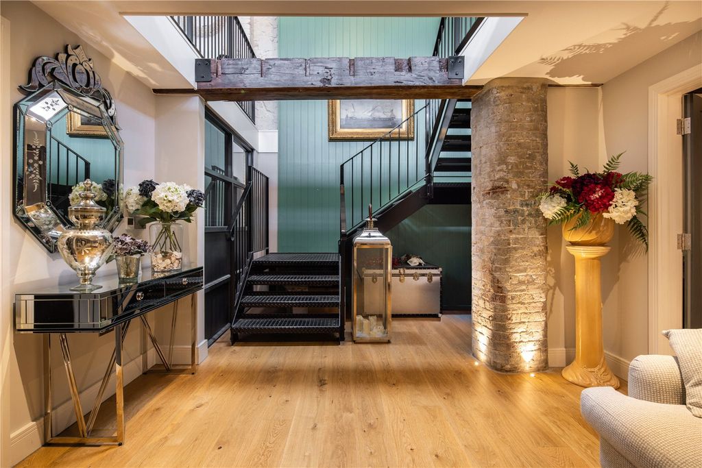 Property photo 2 of 10 Entrance Hall
