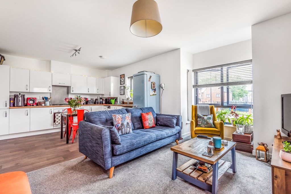 Property photo 3 of 21 3 Lounge