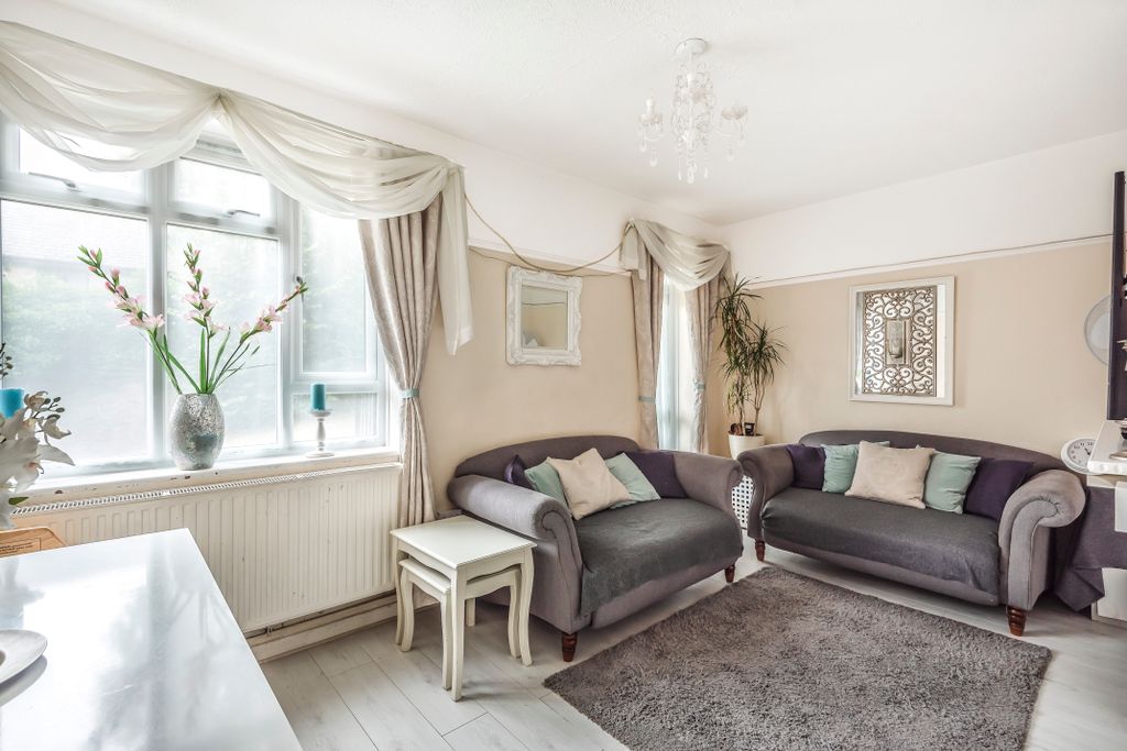 Property photo 1 of 8 Photo 01