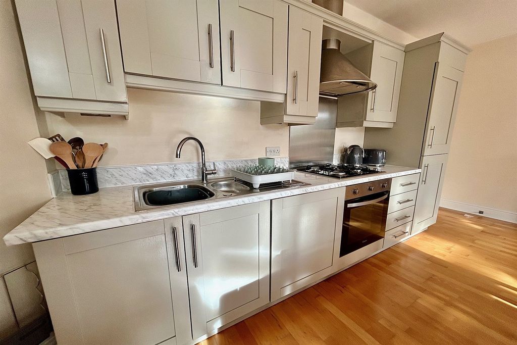 Property photo 3 of 19 Kitchen