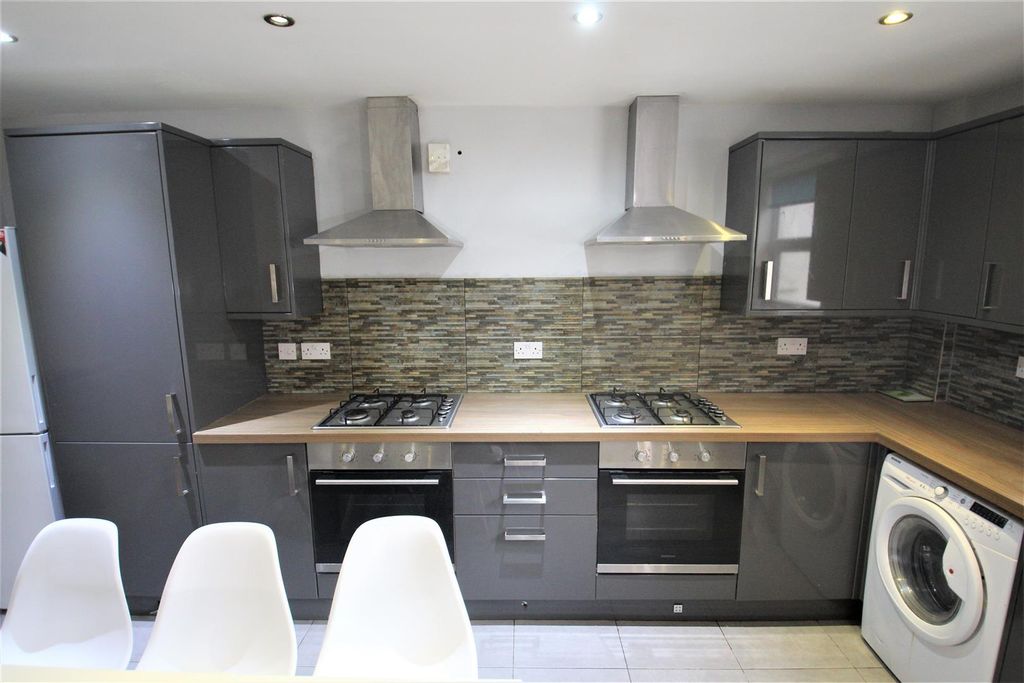 Property photo 1 of 19 Kitchen.Jpg