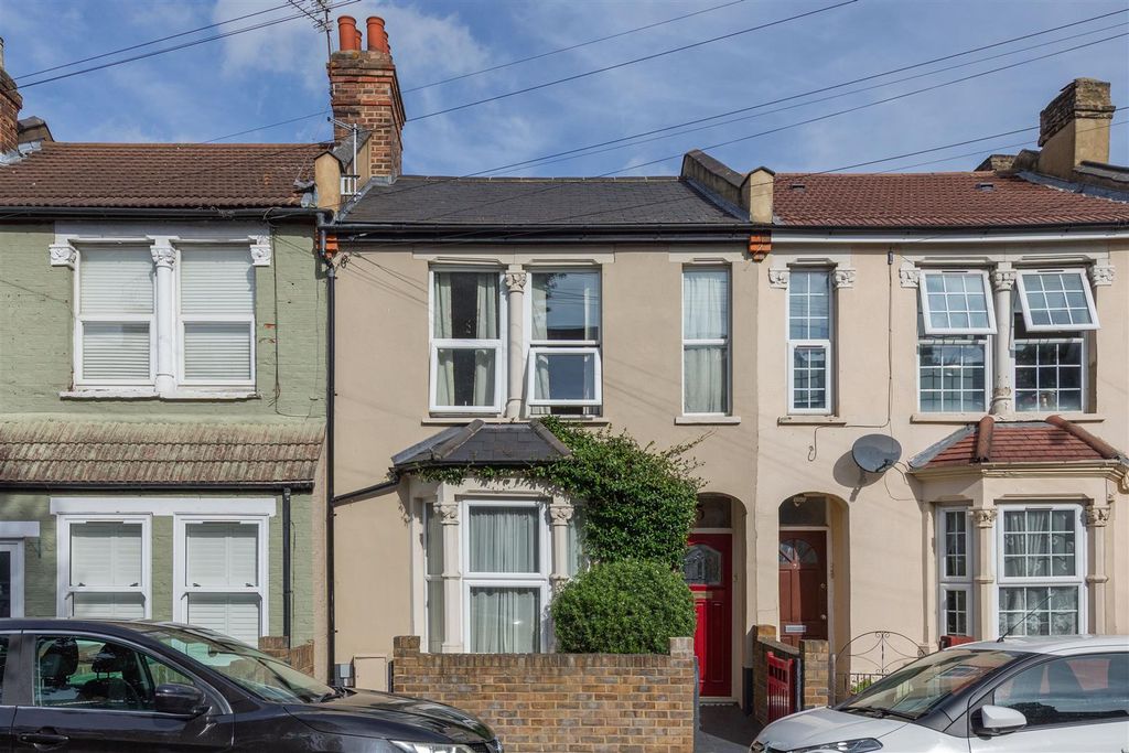 Property photo 1 of 28 Victoria Road, E17
