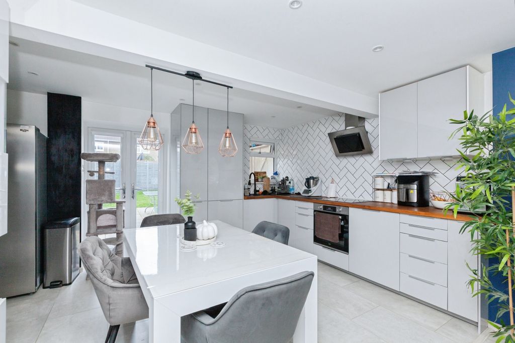 Property photo 3 of 28