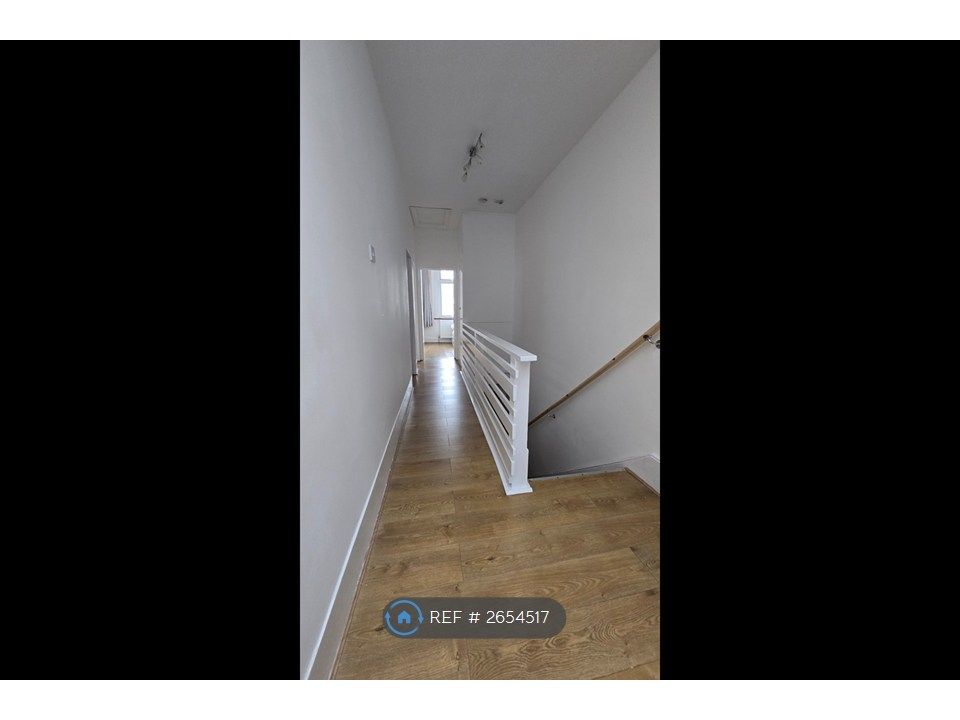 Property photo 2 of 8 Landing 1