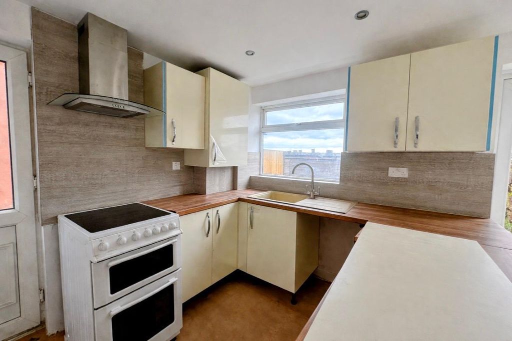 Property photo 3 of 8 Kitchen