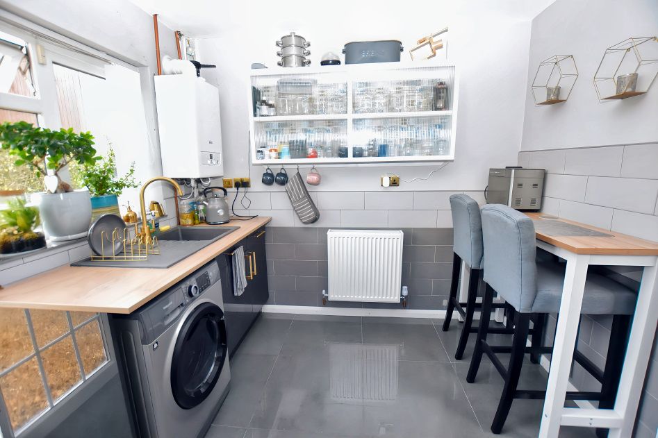 Property photo 3 of 18 Kitchen 2