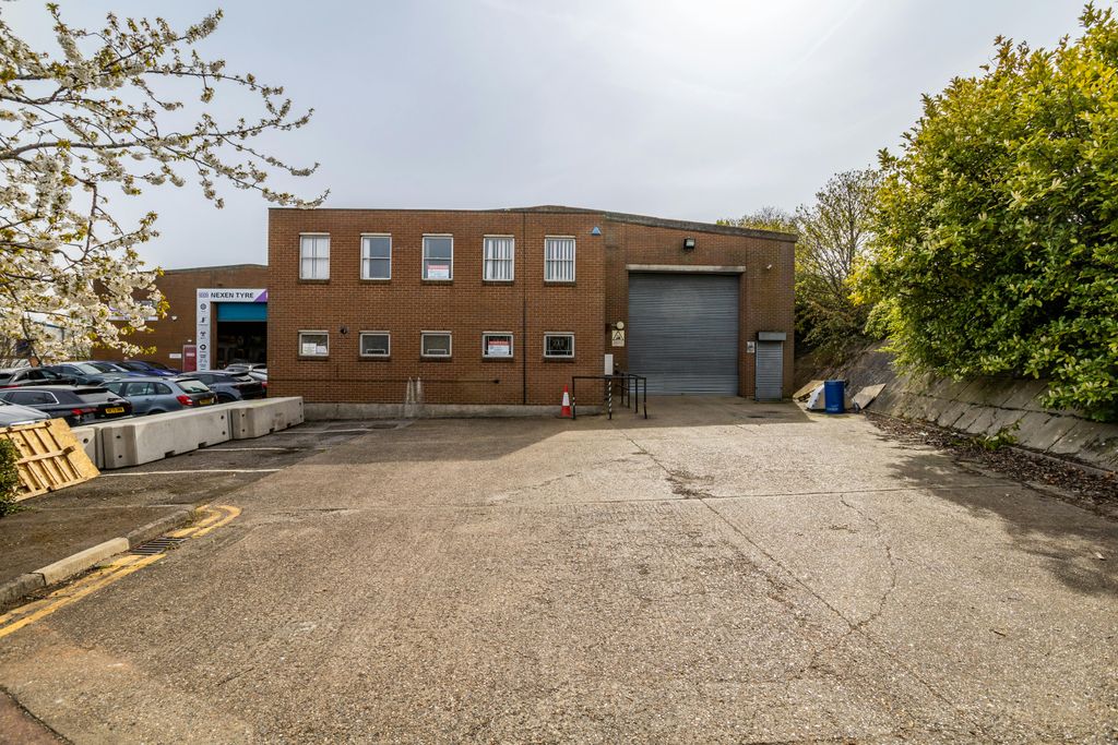 Property photo 3 of 4 Lawrence Way Ind Estate - Dunstable-122.Jpg