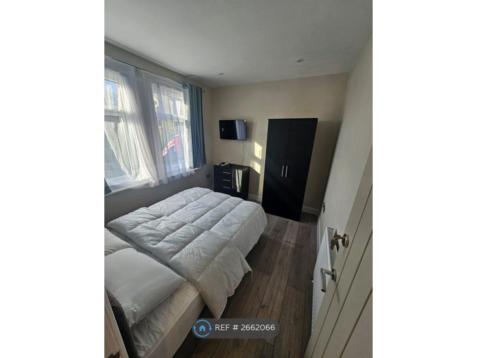 Property photo 3 of 13 Room 2