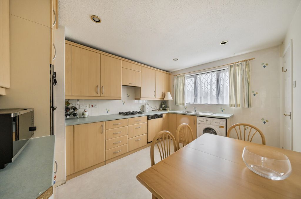 Property photo 2 of 21 1376730-8-690c897...