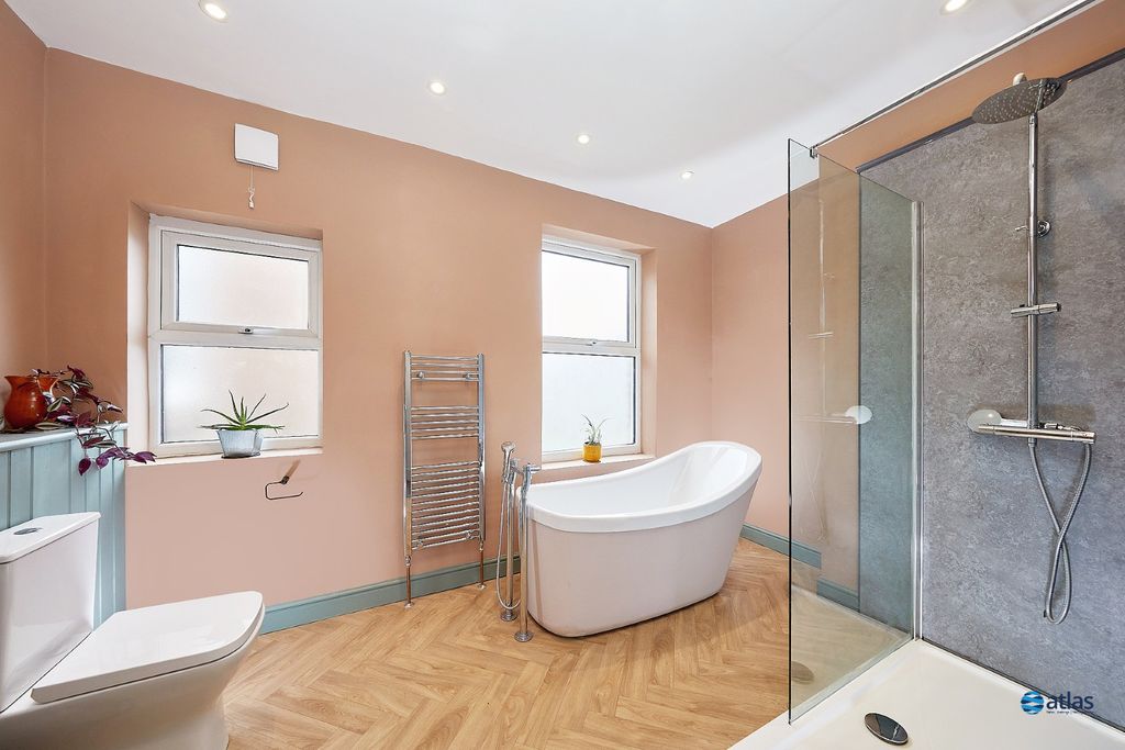Property photo 3 of 18 Bathroom