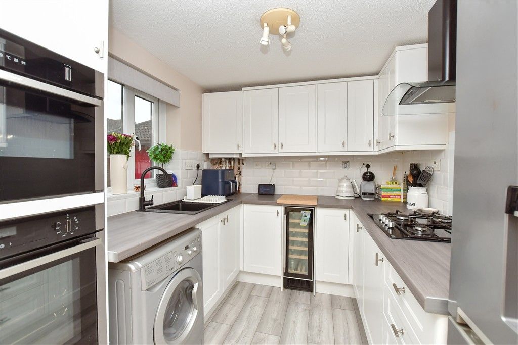 Property photo 3 of 10 Kitchen