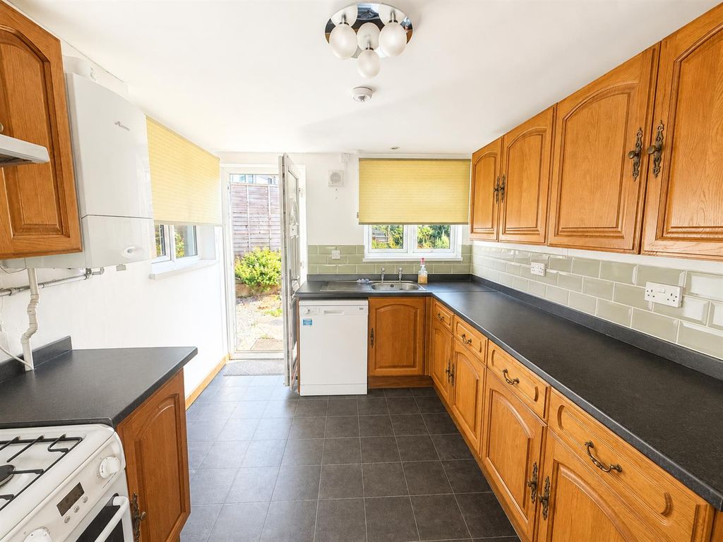 Property photo 3 of 20 Kitchen (2/3)