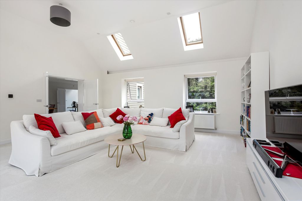 Property photo 3 of 19 Image