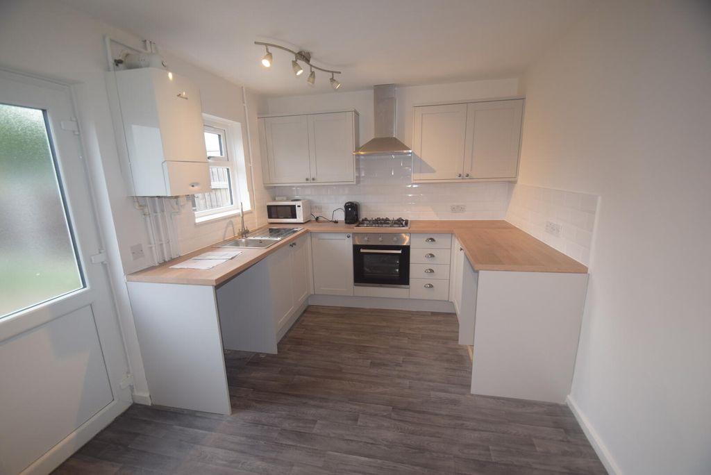 Property photo 3 of 8 Kitchen