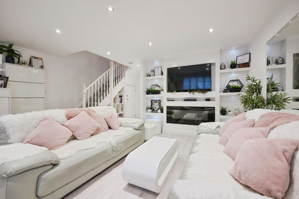 Property photo 3 of 27 Lounge