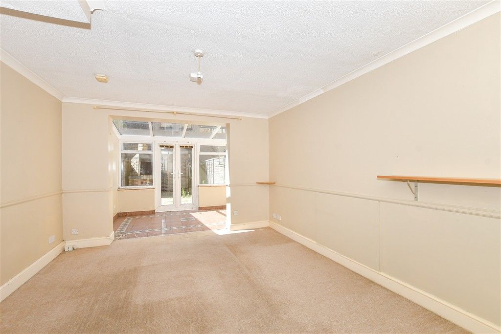 Property photo 3 of 13 Lounge