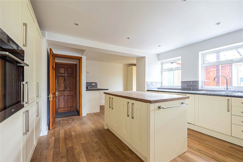 Property photo 2 of 38 Picture No. 93