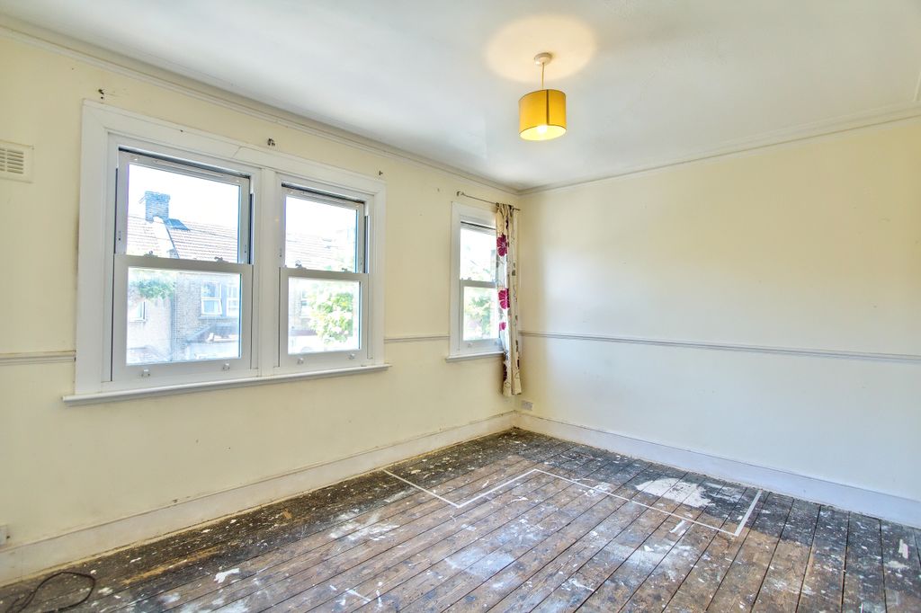 Property photo 3 of 11 Flat B, 28 Bolton Road, Stratford, London, E15 4Jy