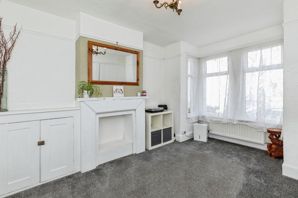 Property photo 2 of 17 Photo
