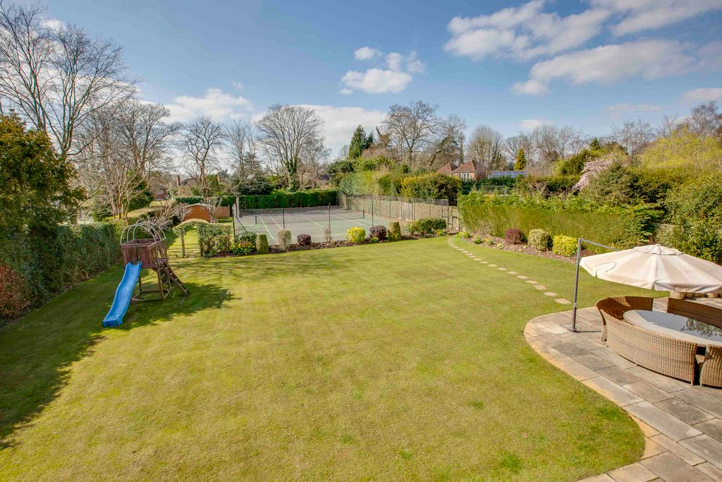 Property photo 2 of 21 Hatley House, Burtons Way, Hp8 4Bw (Low Res)-9