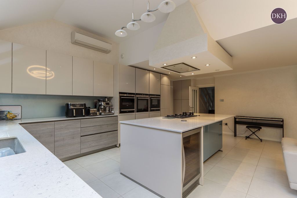 Property photo 2 of 29 Picture No. 26