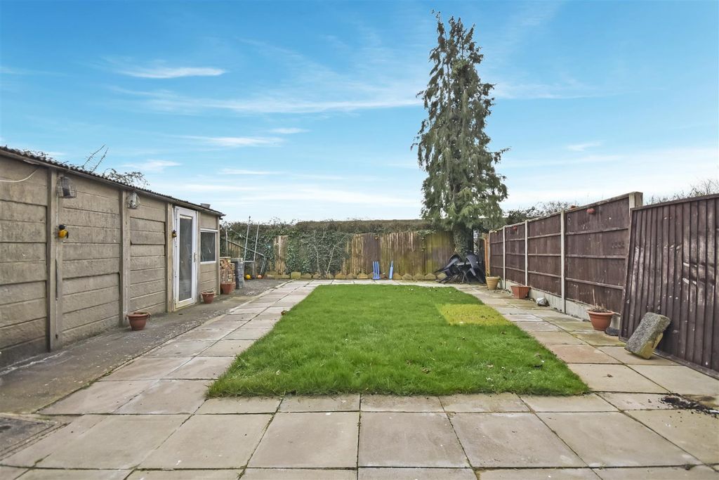 Property photo 2 of 12 Garden