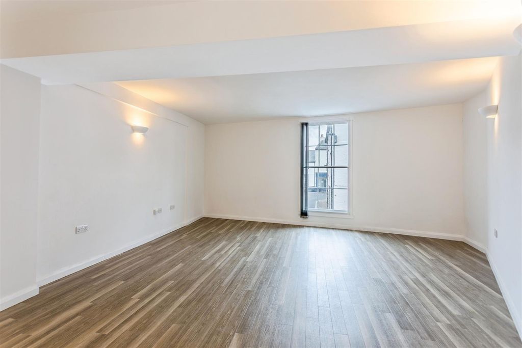 Property photo 1 of 7 Living.Jpg