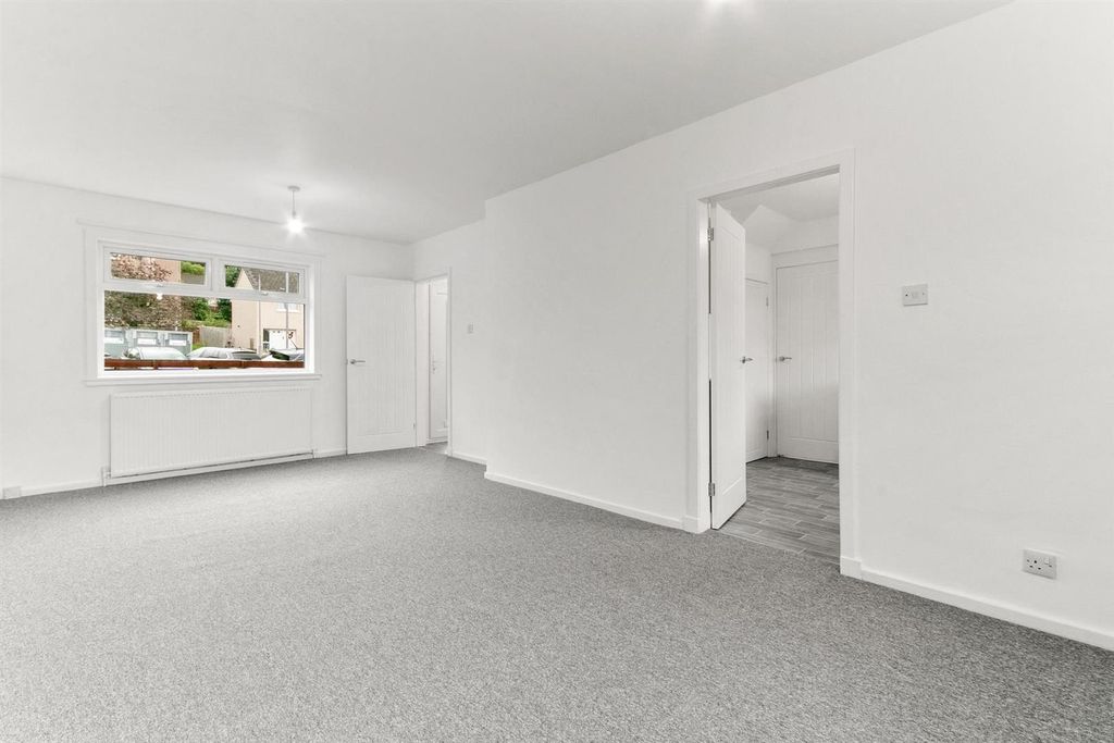 Property photo 2 of 25