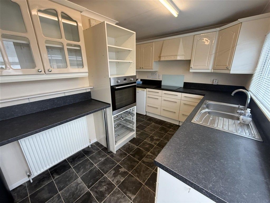 Property photo 2 of 12 Kitchen