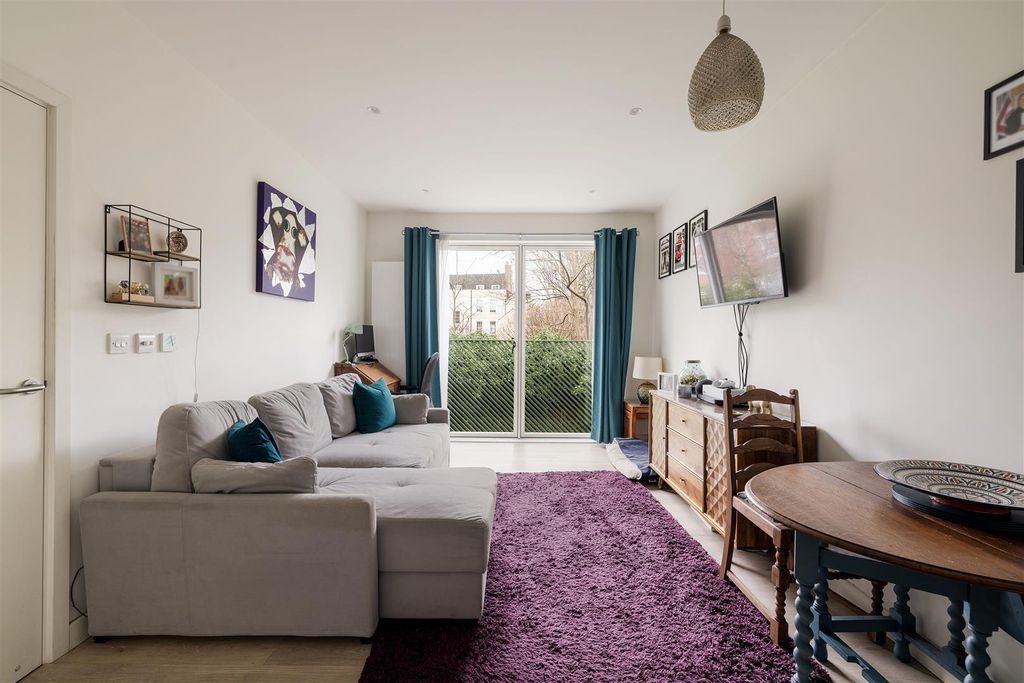 Property photo 2 of 19 Gardner Close, E11