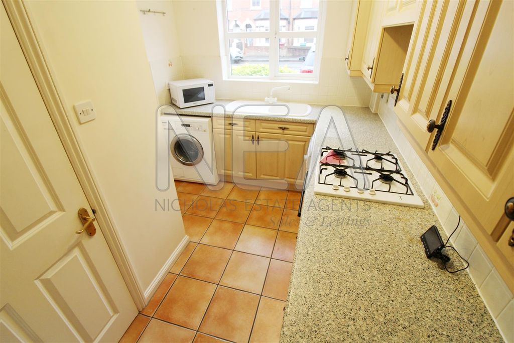 Property photo 3 of 9 Kitchen