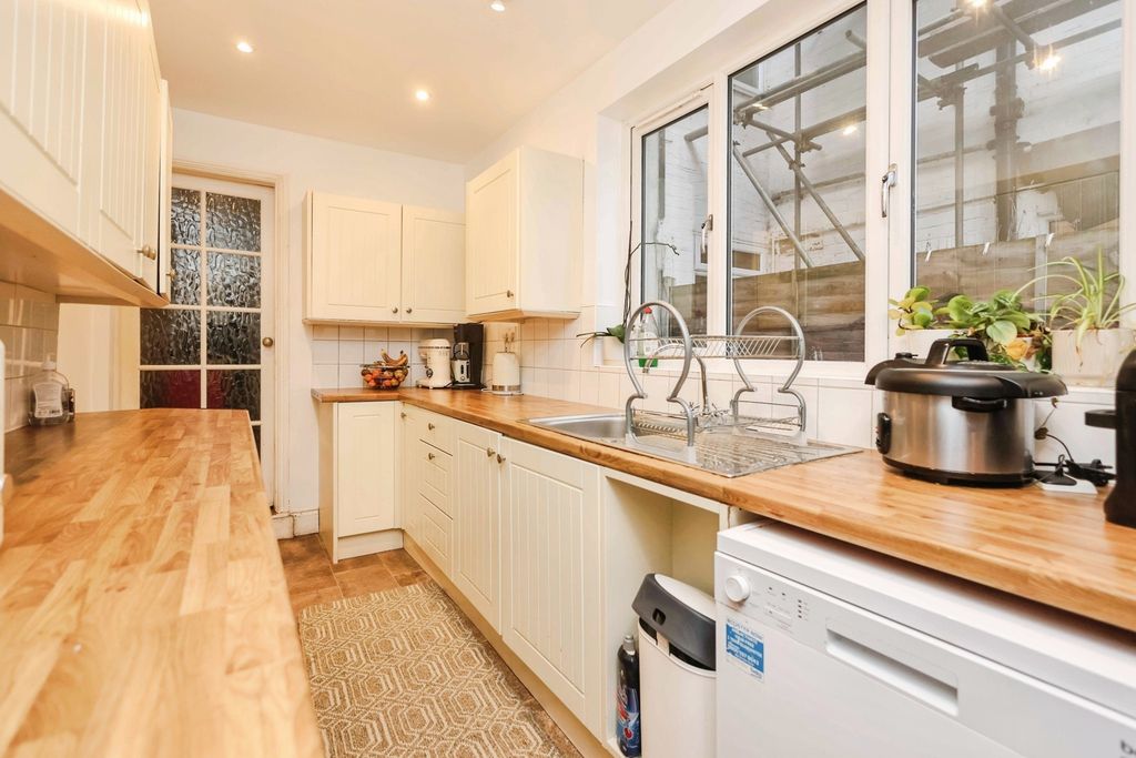 Property photo 3 of 19 Kitchen