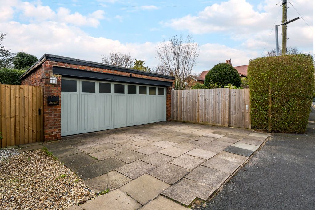 Property photo 3 of 37 Photo 9