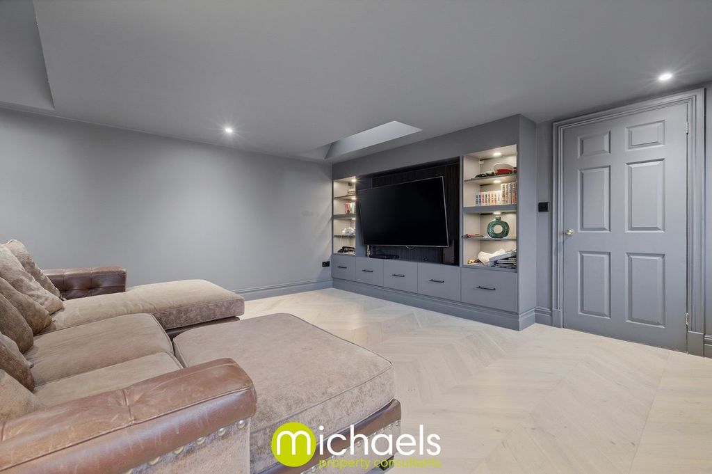 Property photo 2 of 28