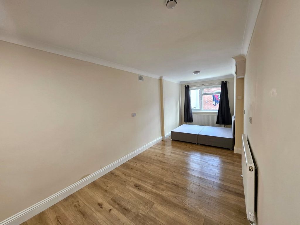 Property photo 2 of 22 Bedrooom Five S2