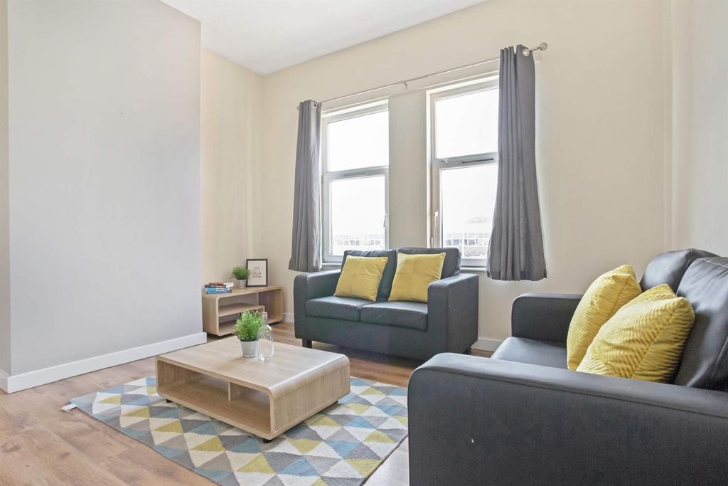 Property photo 3 of 11 Bright, Modern Living Room With Matching Sofas, Co...