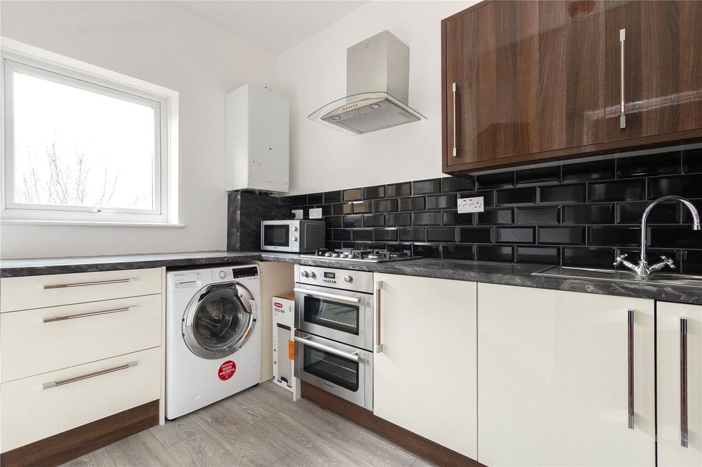 Property photo 3 of 8 Kitchen