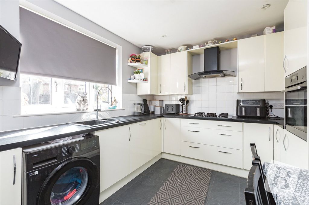 Property photo 2 of 11 Picture No. 18