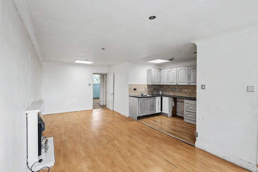Property photo 2 of 13 69 Saltersgill Avenue, Middlesbrough, North Yorkshire, Ts4 3Jt
