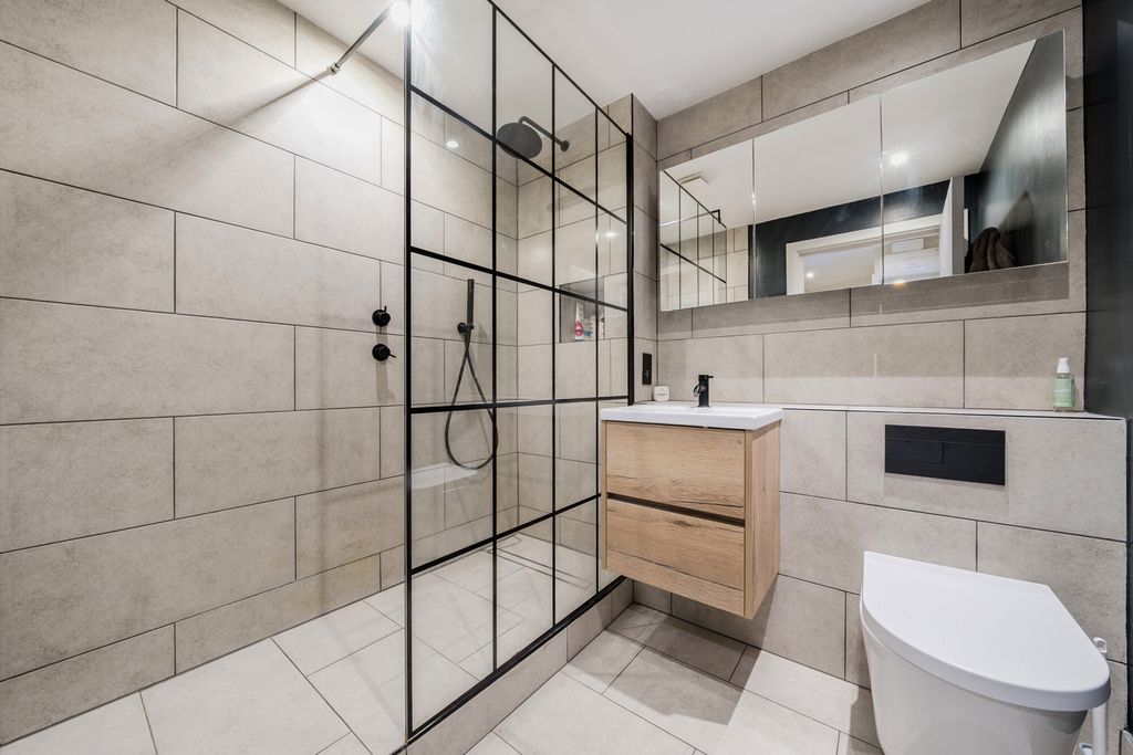 Property photo 2 of 17 Bathroom