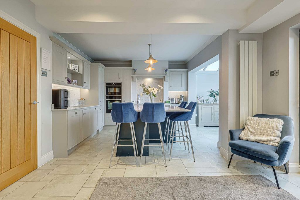 Property photo 2 of 44