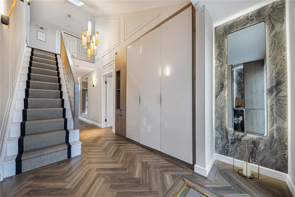 Property photo 2 of 33 Entrance Hall