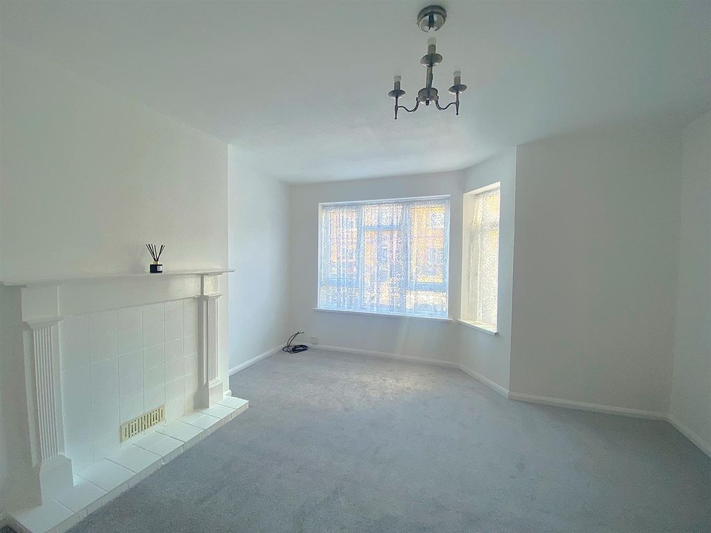 Property photo 3 of 10 32C St James Rd - Lounge1.Jpg
