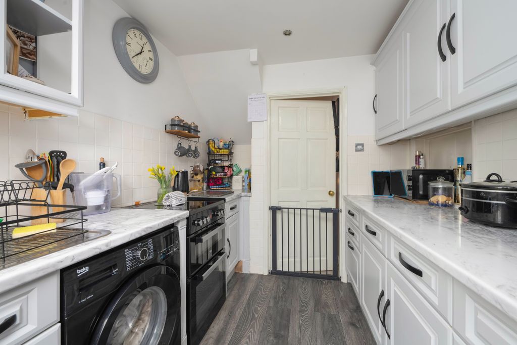 Property photo 3 of 11 Kitchen