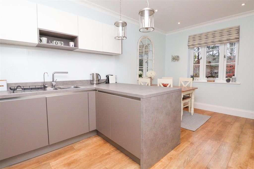 Property photo 3 of 19 Kitchen