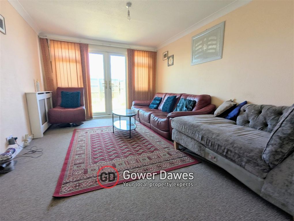 Property photo 3 of 12 Lounge