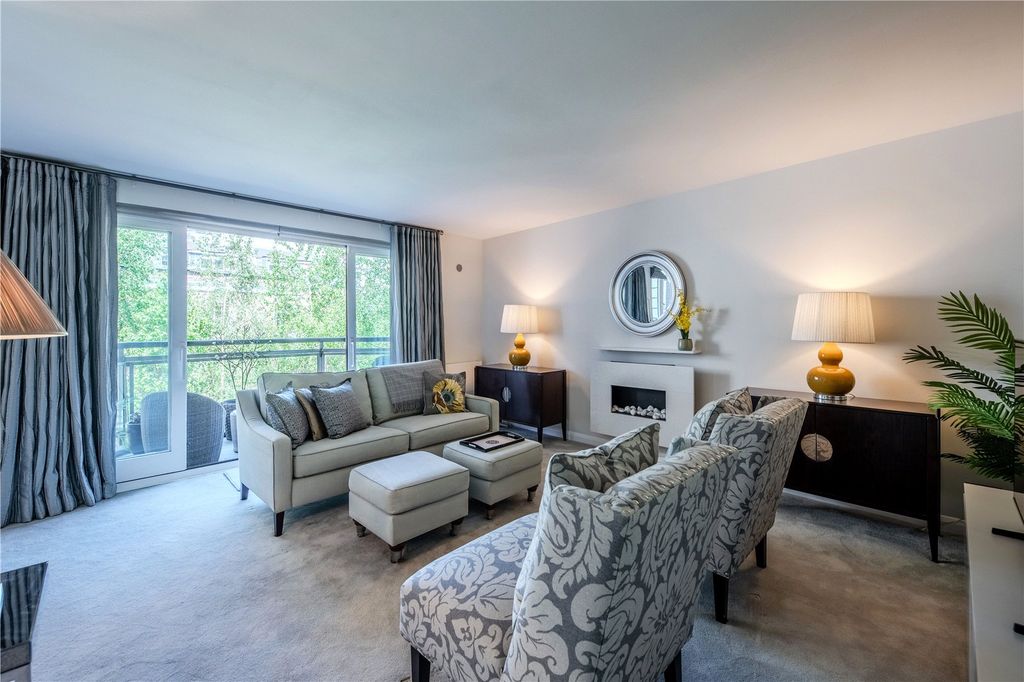 Property photo 1 of 12 Sitting Room