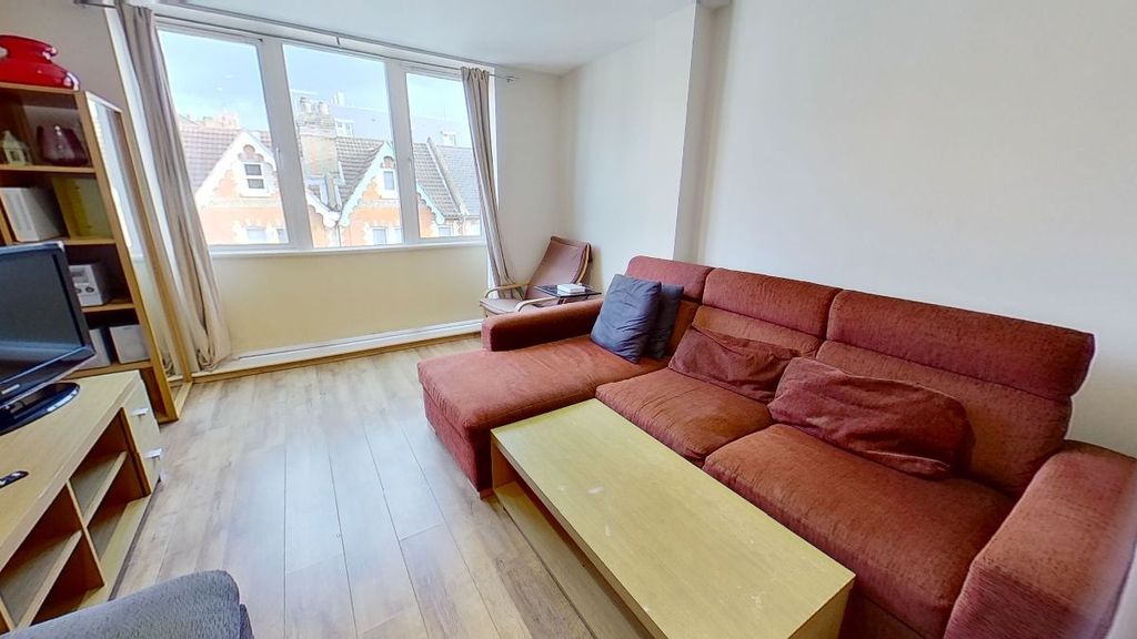 Property photo 2 of 28